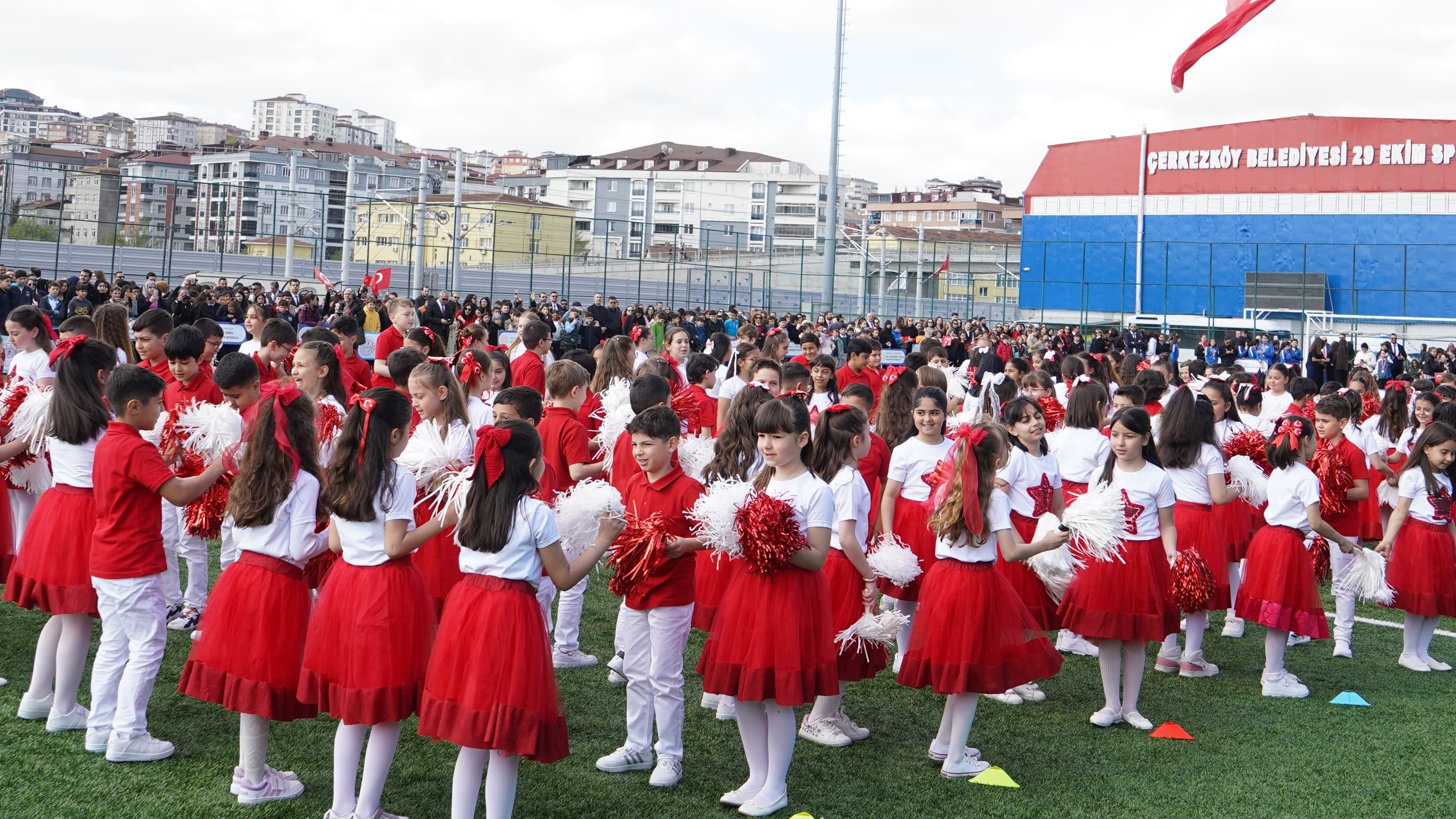 29 EKİM SPOR KOMPLEKSİ'NDE 23 NİSAN ŞENLİKLERİ KUTLANDI.