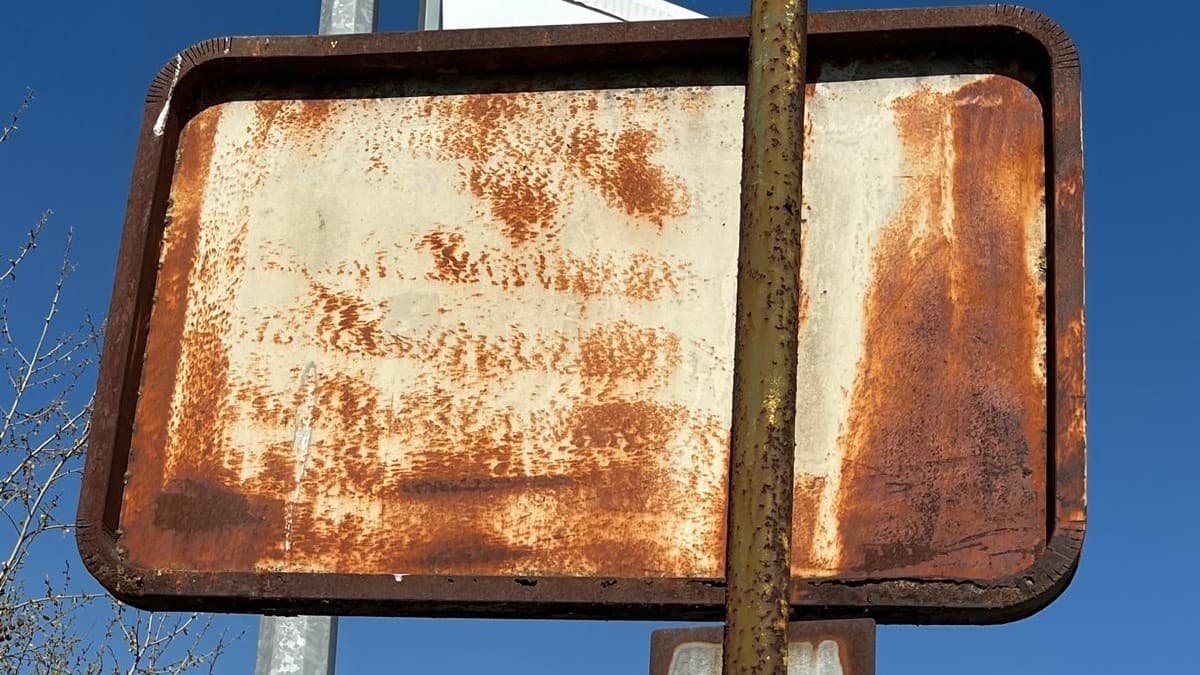 ÇERKEZKÖY’DE TARİHİ KÖPRÜDE İHMAL TEPKİSİ: TABELALAR ÇÜRÜDÜ, PAS TUTTU