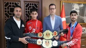 ŞAMPİYONLARDAN BAŞKAN AKAY'a ZİYARET