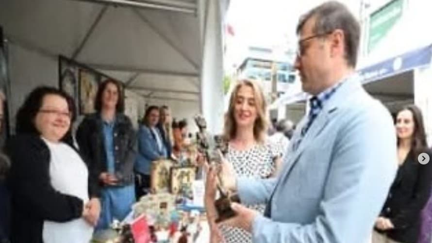 Kültür & Sanat Akademisi kursiyerlerinin yıl boyunca hazırladığı el emeği göz nuru eserler, Cumhuriyet Meydanı’nda açılan sergide beğeniye sunuldu.