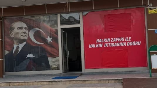 CHP VE ALTI OK AMBLEMLERİ KAPATILDI