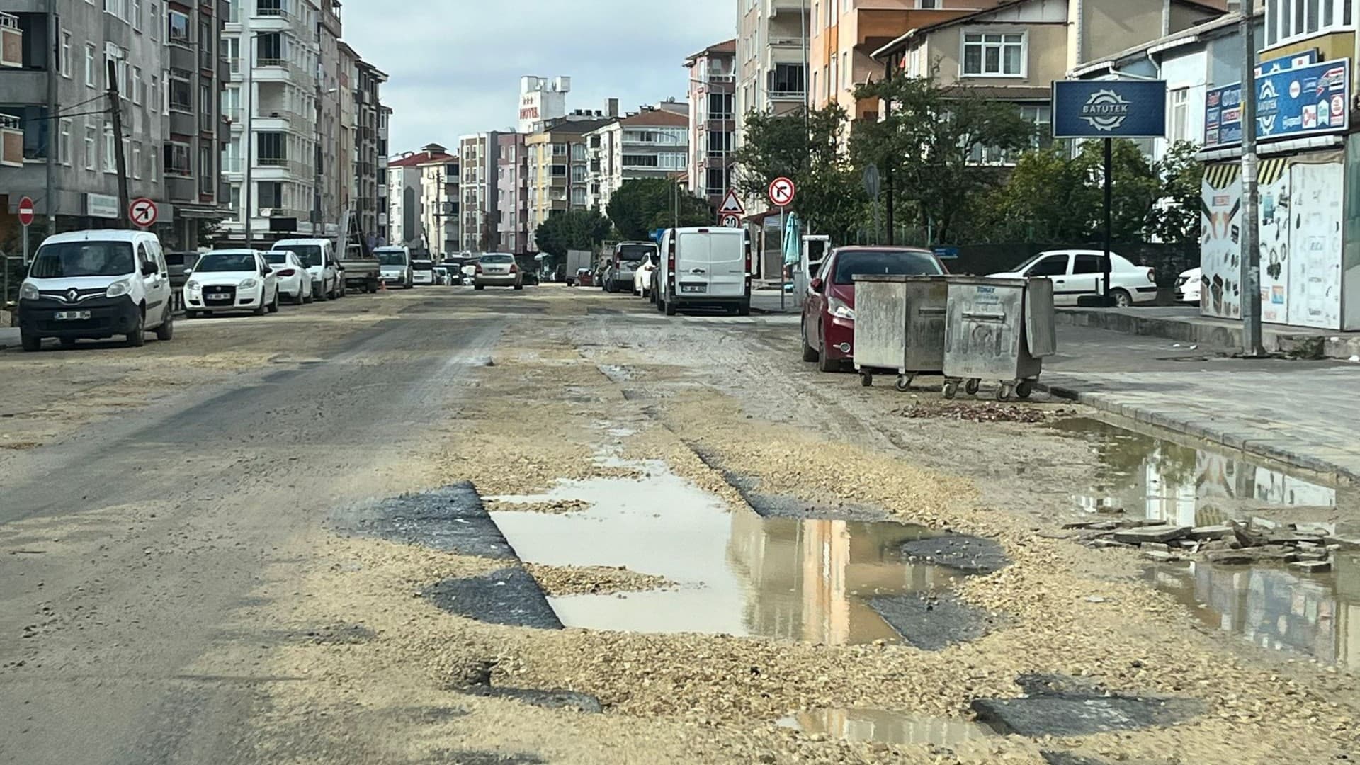 ÇERKEZKÖY'DE YOLLAR ÇÖKÜYOR: VATANDAŞLAR KALICI ÇÖZÜM İSTİYOR